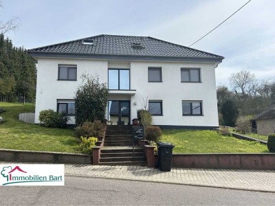 GRENZE L-WORMELDANGE: GROßES WOHNHAUS MIT 4 GARAGEN