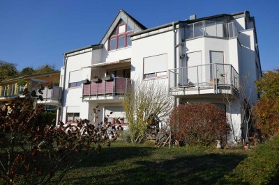 Möblierte 2 Zi. Maisonette-Wohnung mit Balkon mit sehr schönem Blick in ruhigem Wohngebiet