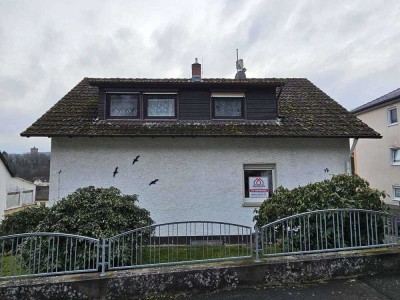 Zweifamilienhaus mit Baufenster auf großem Grundstück in Ortenberg