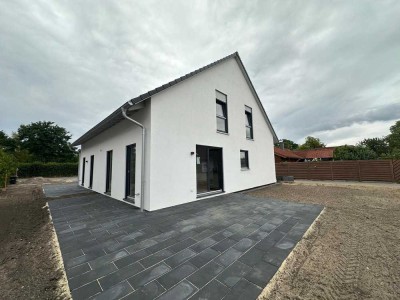 Erstbezug: Preiswerte 4-Zimmer-Doppelhaushälfte mit gehobener Innenausstattung und EBK in Wienhausen