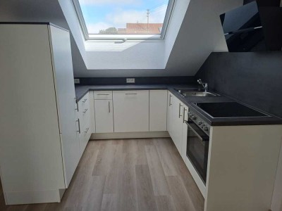 Ideal für Single. Neu renovierte, helle 2 Zi. DG Wohnung mit neuer EBK, Keller