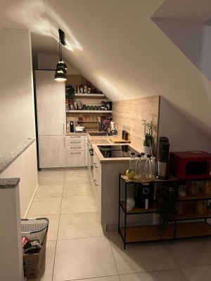 Stilvolle 2,5-Raum-DG-Wohnung mit Balkon und EBK in Schierling