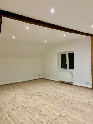 Frisch sanierte 2,5-Zimmer-Maisonettewohnung mit Stellplatz und Einbauküche