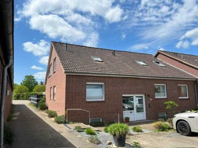 Eine Wohnung mit Endreihenhaus-Charakter mit sonnigen Garten und 2 Garagen und Außenstellplatz