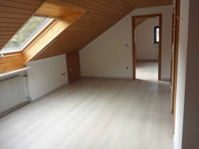 Ideal für Singles! Schöne 2-Zimmer-Dachgeschoss-Wohnung mit EBK in Aystetten