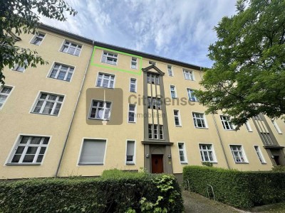 Altbau-Charme mit viel Entwicklungspotenzial, Lichtdurchflutete 2,5-Zimmer-Wohnung in Steglitz!