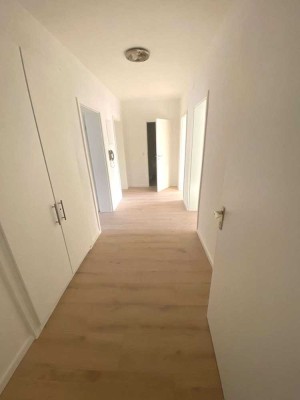 renovierte 3 Zimmer-Wohnung mit schönem Schnitt und Balkon in ruhiger Lage