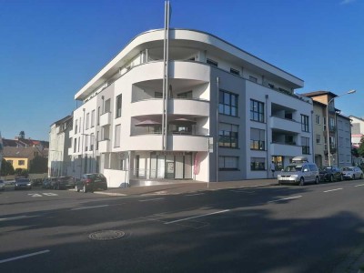 Geschmackvolle, neuwertige 2,5-Zimmer-Hochparterre-Wohnung mit geh. Innenausstattung mit Balkon