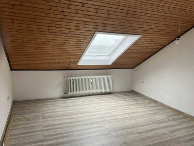 Attraktive 3-Zimmer-Dachgeschoß-Wohnung in Weingarten (Baden)