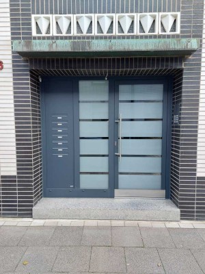 Helle kernsanierte Dachgeschosswohnung mit zwei Zimmern und Einbauküche in Oberhausen