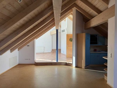Raumhöhe trifft Sonnenoase - Apartmentwohnung in Buxheim