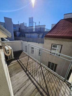 Stylische Dachgeschoß-Maisonette mit Dachterrasse und Klimaanlage in einem klassischen Stilaltbau.