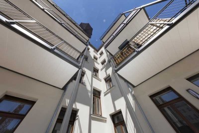 Sanierte denkmalgeschützte Altbauwohnung mit Balkon und Gartenanteil !
