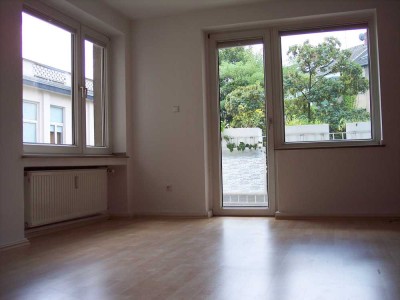 Helle sanierte 2 Zimmer WE mit Einbauküche und Laminatboden in Hafennähe