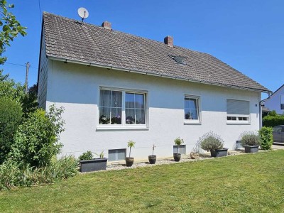 Ernsgaden! Wohnhaus mit zwei Wohnungen mit ca. 170 m² Wohn-/Nutzfläche! 2 Garagen / Keller / 2 x EBK
