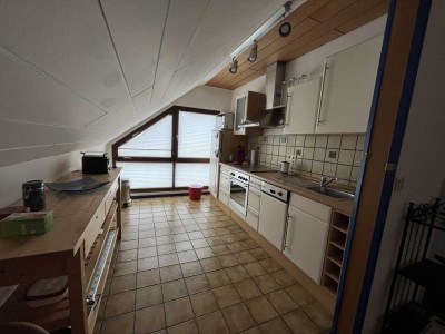 Freundliche und modernisierte 2-Zimmer-DG-Wohnung mit gehobener Innenausstattung in Leverkusen