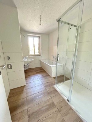Fahrstuhl, 2 Zimmer, Badewanne, Dusche, Wintergarten!