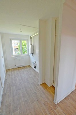 sanierte 3-Raum-Wohnung! offene Küche, Dusche und PKW-Stellplatz! Bezug ab 01.01.25 möglich!