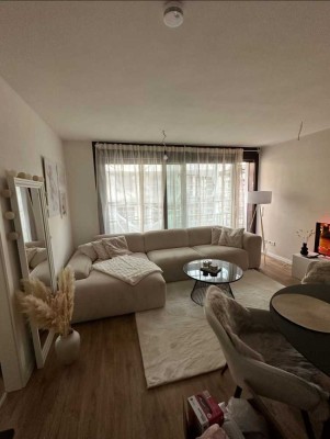 Helle 2- Zimmer Wohnung, zentral und ruhig, mit Wohlfühlcharakter, unmöbiliert, mit Küche,