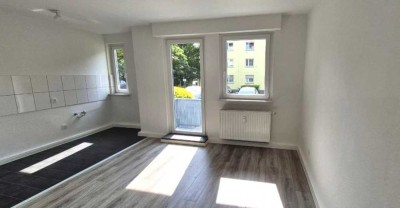 * ERDGESCHOSS * offene Küche - EINFACHES VIERTEL - aber schön RENOVIERT + BALKON *