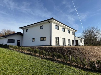 Neubau in Traumlage: Erstbezug Doppelhaushälfte mit großer Garage, Terrasse und sonnigem Garten