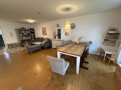 Moderne Erdgeschoß-Wohnung mit Einbauküche und Tiefgaragenstellplatz