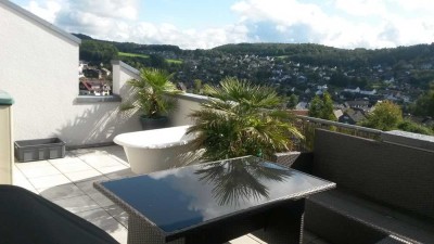Schöne DG-Wohnung mit großer Terrasse in ruhiger gehobener Wohngegend