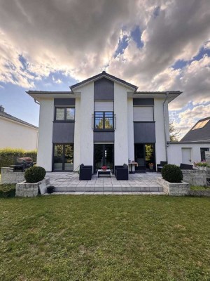 Exklusive Neubauvilla mit lichtdurchflutetem Entrée, Kamin & sonnigem Gartenidyll