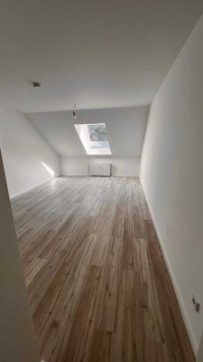 Erstbezug nach Komplettsanierung: 4-Zimmer-Dachgeschosswohnung mit geh. Innenausstattung