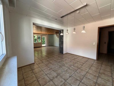 Ansprechende und modernisierte 4-Raum-Maisonette-Wohnung mit Balkon in Fischbachtal