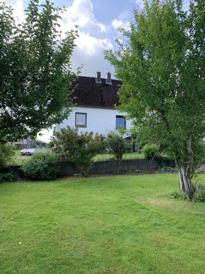 Ascheffel-Hüttener Berge: Das niedliche Starterhaus auf schönem Grundstück.