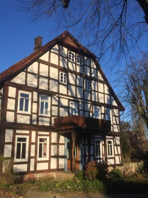 Sanierte Wohnung mit drei Zimmern sowie Balkon und Einbauküche in Emmerthal