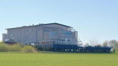 Mediterranes Ensemble - mit Pool & Palmen – große Wohnungen, Büro, Halle - in Feldrandlage