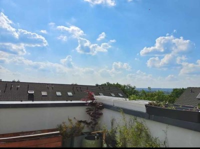 Geschmackvolle 2-Zimmer-Terrassenwohnung mit geh. Innenausstattung mit riesiger Dachterrasse und EBK