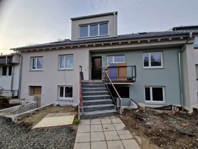 Lichtdurchflutete Dachgeschosswohnung mit zwei großen Zimmern und Terrasse