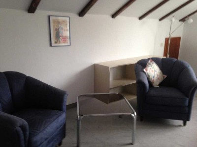 Voll möblierte 1-Zimmer-DG-Wohnung zur Untermiete in EFH in München Untermenzing