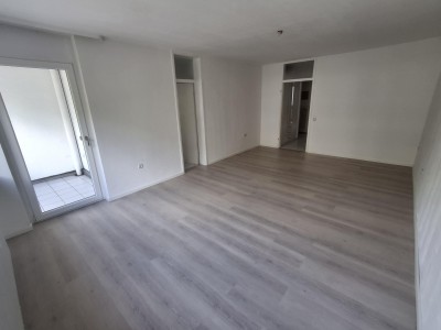 Wohnung zwei Zimmer, Bad, Küche, Loggia, Tiefgaragenstellplatz