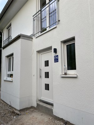 MODERNES UND STILVOLLES QUATTROHAUS AUF DREI ETAGEN IN RUHIGER LAGE VON LOCHHAUSEN