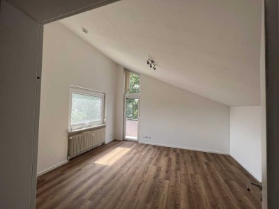 Renovierte 1-Zimmer-Dachgeschosswohnung mit Balkon und EBK in Gerbrunn