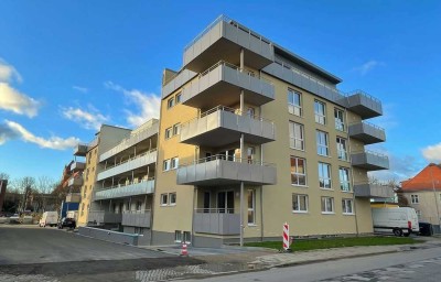 Große 2-Zimmer-Wohnung mit Einbauküche, Tageslichtbad und Terrasse im Zentrum