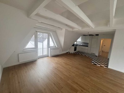 Schöne renovierte Dachgeschosswohnung mit Tiefgarage in zentraler Lage!