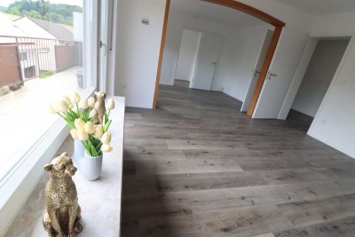 **Leerstehend und frisch renovierte 4 Zimmer-Wohnung mit Balkon, Garage und Gartenanteil**
