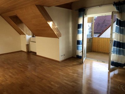 Freundliche und helle 3,5-Zimmer-Wohnung mit gehobener Innenausstattung mit EBK in Wallerstein