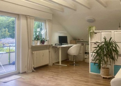 Ruhige, zentrale 2-Zimmer-Dachgeschosswohnung mit Blick ins Grüne
