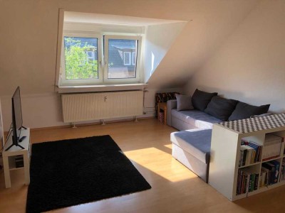 Sehr helle, sanierte Altbauwohnung mit großer Wohnküche!