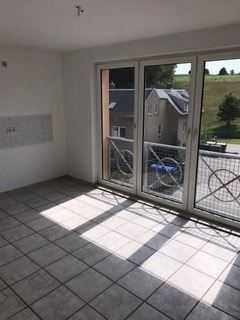 Für Autoliebhaber mit Garage vorm Haus! * 2-Zimmer mit Laminat, Wanne und Dusche in ruhiger Lage!