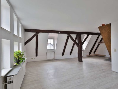 Charmante denkmalgeschützte Maisonette-Wohnung – stilvoll saniert mit großzügiger Bühne