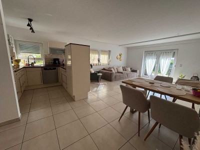 Moderne 3-Zimmer-Erdgeschosswohnung mit eigenem Garten, Einbauküche und 2 Tiefgaragenstellplätzen