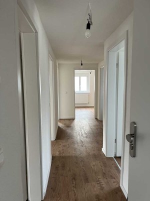 Renovierte 4-Zimmer-Dachgeschoss-Wohnung 66/77m²