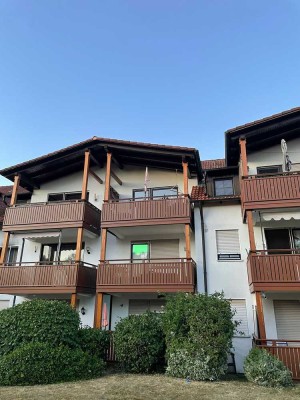 Zwei Zimmer DG-Wohnung mit sonnigem Balkon in Woffenbach.
Küche, Kellerabteil und Garage inklusive.